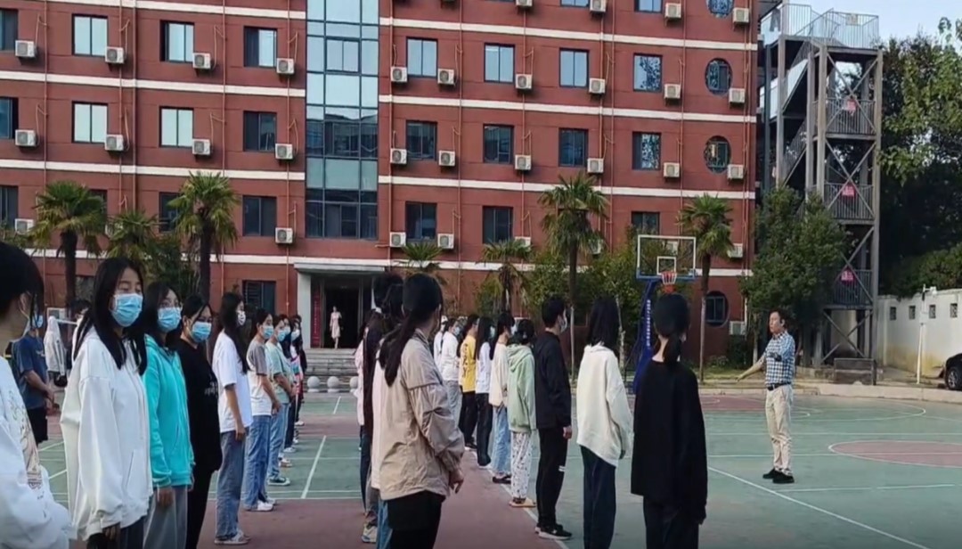 實訓大樓疏散演練現(xiàn)場-4.jpg 實訓大樓疏散演練現(xiàn)場-4.jpg