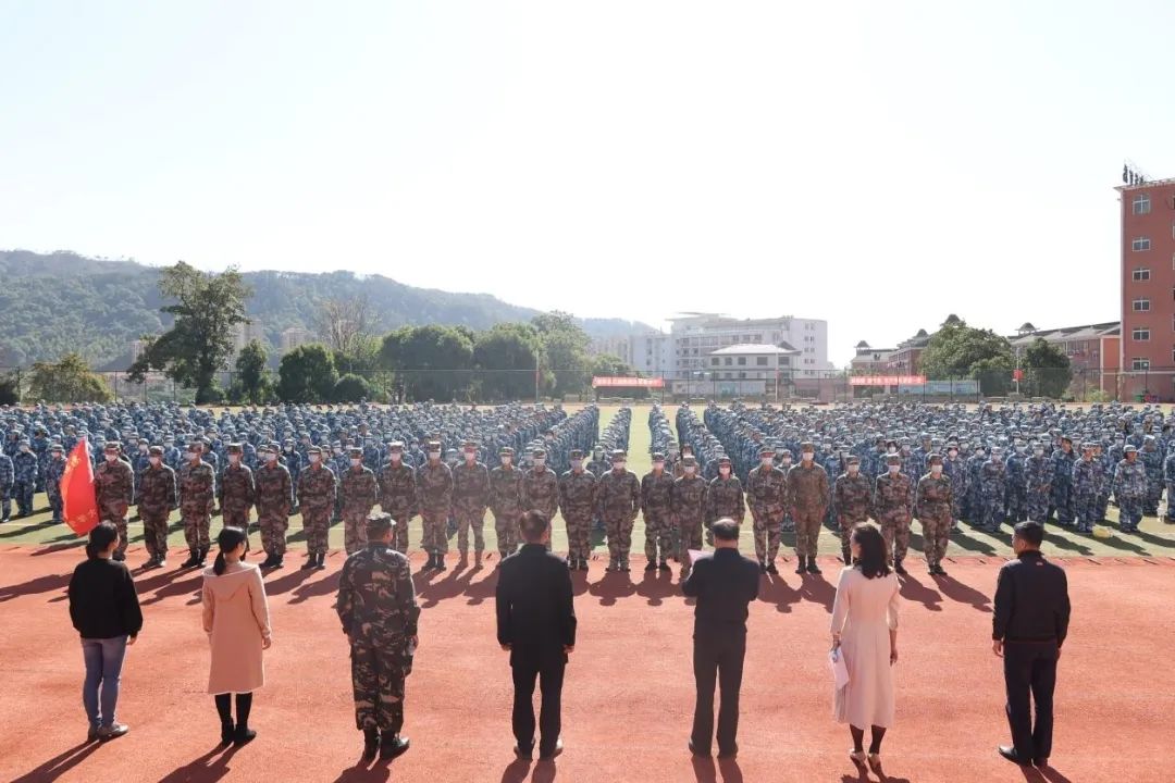 開訓動員大會后,各教官與班級學生見面,正式開始為期14天的軍訓任務。.jpg 開訓動員大會后,各教官與班級學生見面,正式開始為期14天的軍訓任務。.jpg