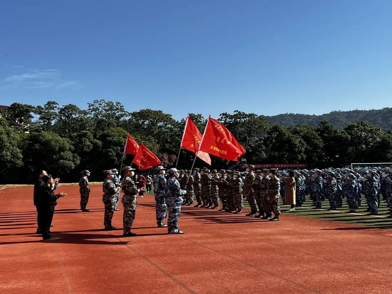 四營代表上臺進行授旗.jpg 四營代表上臺進行授旗.jpg
