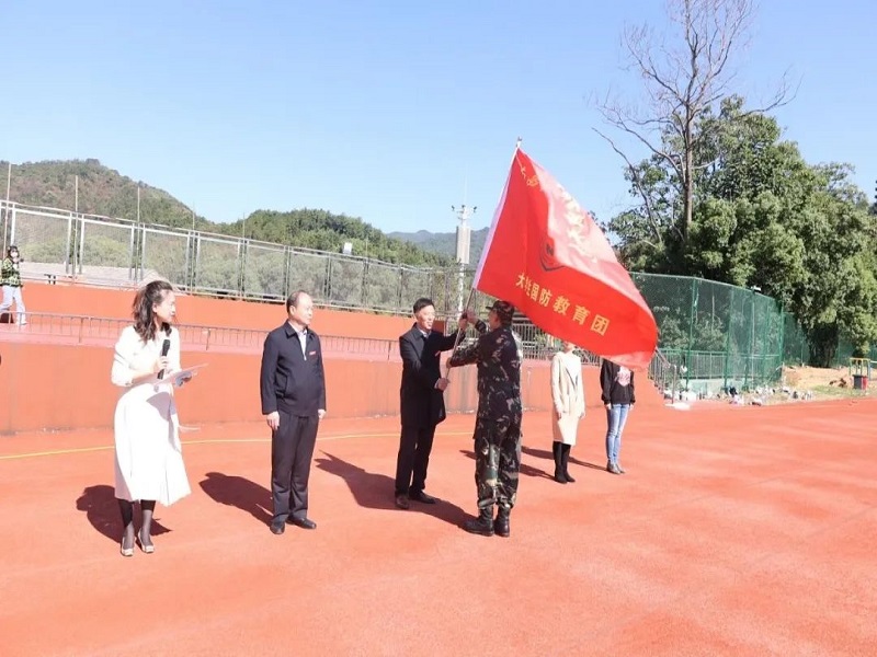 李國華授大學生軍訓團團旗1.jpg 李國華授大學生軍訓團團旗1.jpg