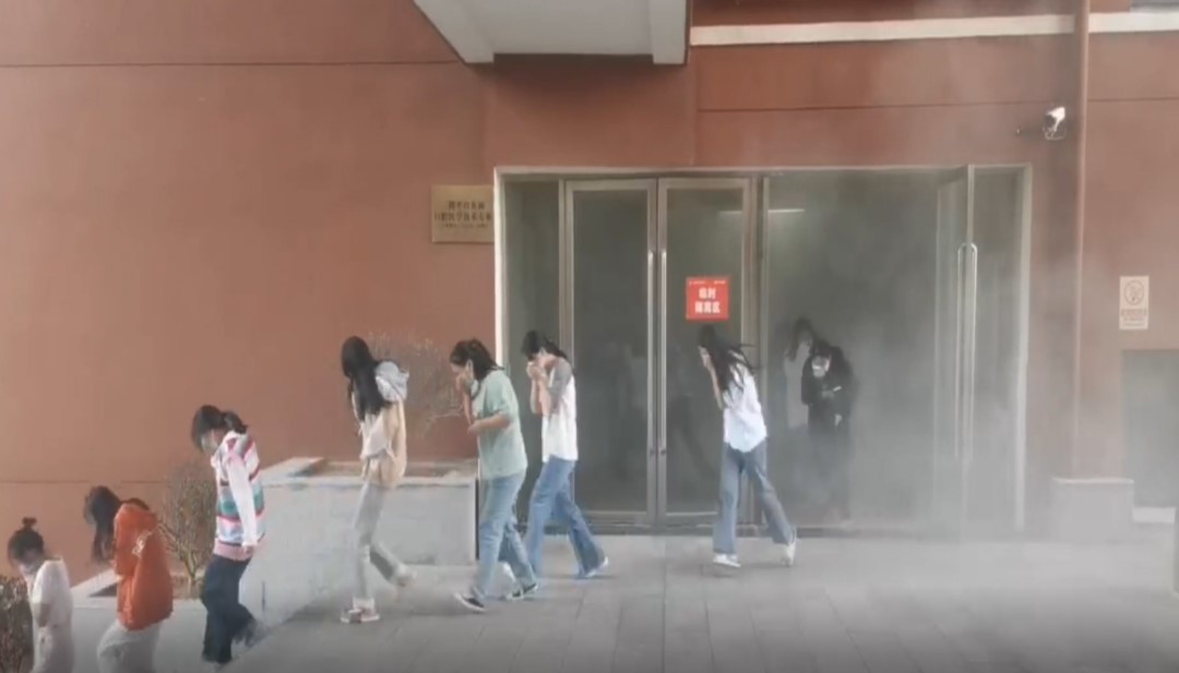 實訓大樓疏散演練現場-3.jpg 實訓大樓疏散演練現場-3.jpg