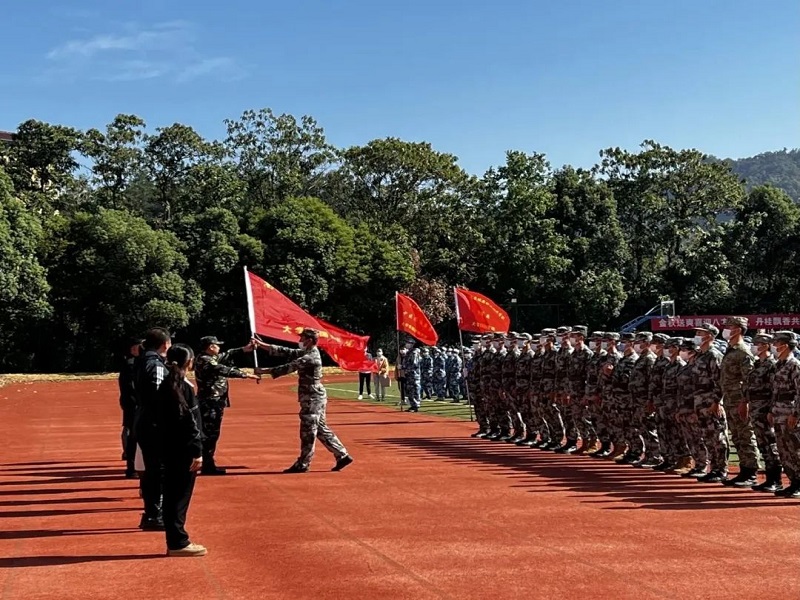 教官上臺接旗.jpg 教官上臺接旗.jpg
