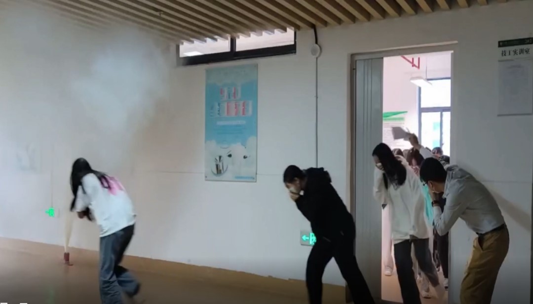 實訓大樓疏散演練現場-1.jpg 實訓大樓疏散演練現場-1.jpg